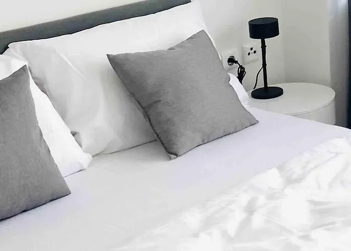 Apartment Zentral Gelegene Schoene In Mitte, Direkte Naehe Zum Klinikum Im Viertel , Balkon *